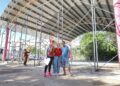 La presidenta municipal Yensunni Martínez durante el arranque de los trabajos de infraestructura deportiva en la colonia Las Américas III.