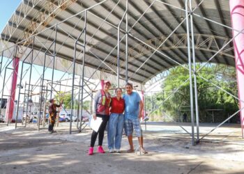 La presidenta municipal Yensunni Martínez durante el arranque de los trabajos de infraestructura deportiva en la colonia Las Américas III.