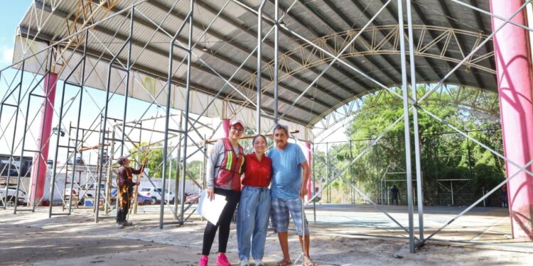 La presidenta municipal Yensunni Martínez durante el arranque de los trabajos de infraestructura deportiva en la colonia Las Américas III.