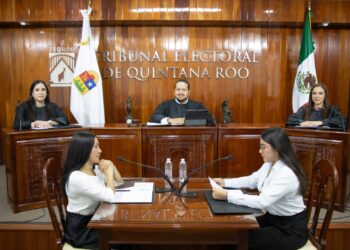 Magistrados del Tribunal Electoral de Quintana Roo durante la sesión de Pleno para resolver juicios electorales.
