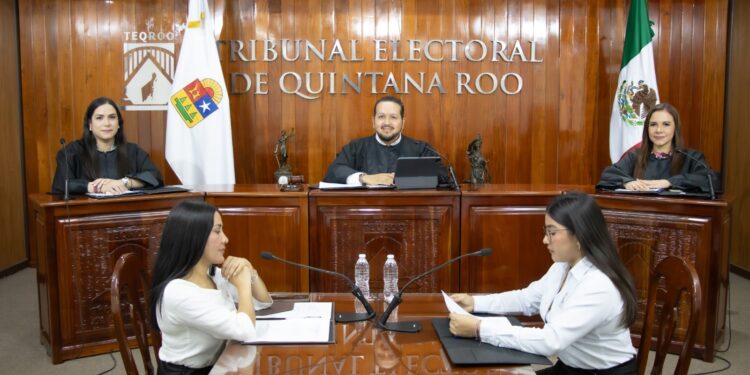 Magistrados del Tribunal Electoral de Quintana Roo durante la sesión de Pleno para resolver juicios electorales.