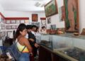 Estudiantes y docentes de la Escuela Telesecundaria Jacinto Pat durante la visita guiada por los sitios emblemáticos en el marco del programa de turismo comunitario.