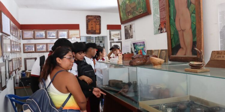 Estudiantes y docentes de la Escuela Telesecundaria Jacinto Pat durante la visita guiada por los sitios emblemáticos en el marco del programa de turismo comunitario.
