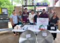 Autoridades y personal escolar durante la entrega de insumos para el fortalecimiento de los espacios alimentarios en los planteles educativos.