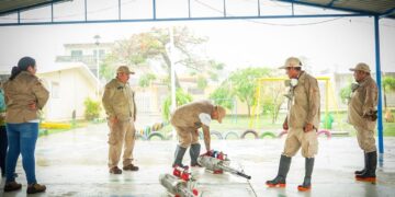 Personal del área de Vectores realiza labores de control larvario e inspección domiciliaria para prevenir enfermedades transmitidas por el mosquito.