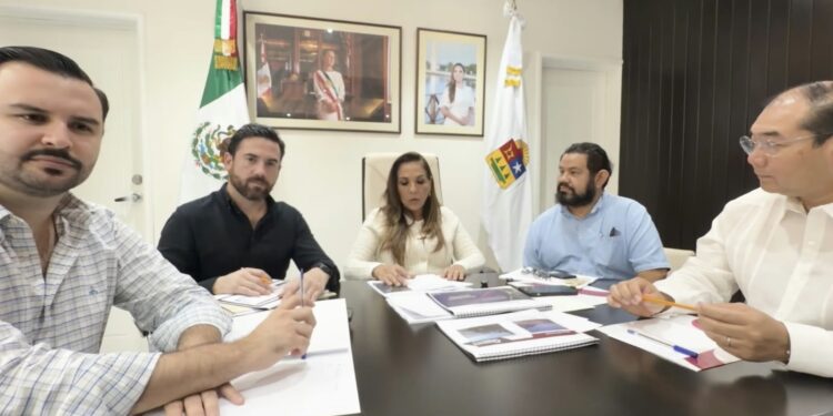 La gobernadora Mara Lezama junto a funcionarios estatales durante la reunión de trabajo enfocada en la atención al sargazo.