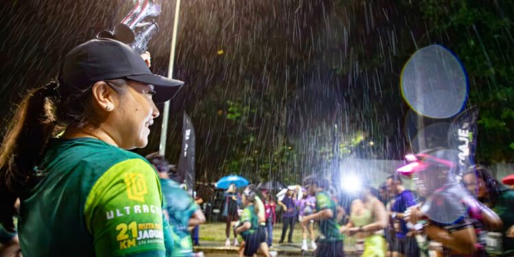 La presidenta municipal Mary Hernández da el banderazo de salida a las y los corredores durante la carrera atlética del 176 aniversario.
